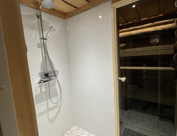 Toinen kahdesta suihkusta